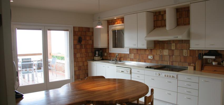 Cocina Estilo mediterraneo Color marron, marron, blanco  diseñado por joan manel jiménez bernet | Arquitecto | Copyright si