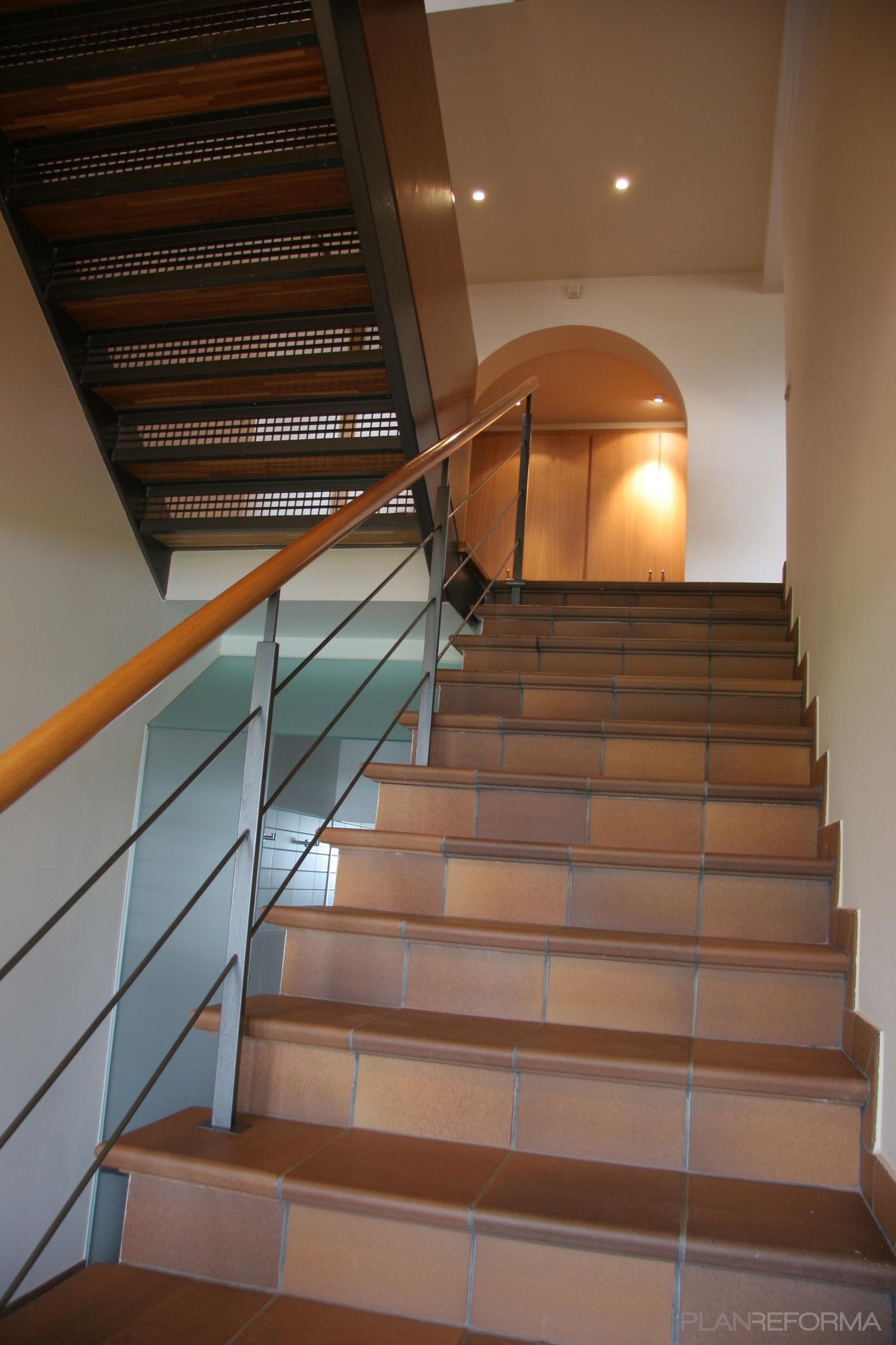 Vestibulo, Escalera Estilo mediterraneo Color beige, marron, blanco, negro  diseñado por joan manel jiménez bernet | Arquitecto | Copyright Proyecto y Dirección de obra de una vivienda unifamiliar en l'Ametlla de Vallés. Barcelona. 