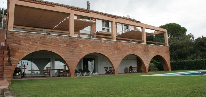 Patio, Piscina, Porche, Exterior Estilo mediterraneo Color marron, beige, blanco  diseñado por joan manel jiménez bernet | Arquitecto | Copyright Proyecto y Dirección de obra de una vivienda unifamiliar en l'Ametlla de Vallés. Barcelona. 