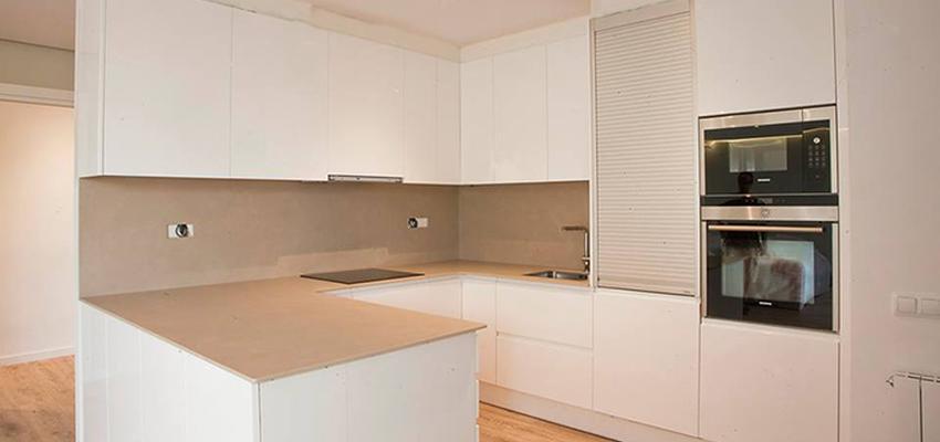 Cocina style moderno color marron, beige, blanco, gris  diseñado por grupoinventia | Arquitecto Técnico | Copyright Propietario de la imagen pero no de la vivienda.