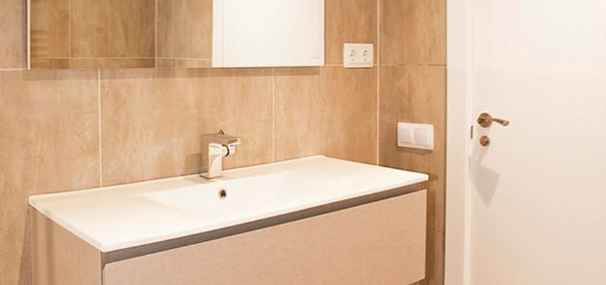 Baño style moderno color verde, beige, beige, marron, blanco  diseñado por grupoinventia | Arquitecto Técnico | Copyright Soy el propietario de la foto pero no de la vivienda.