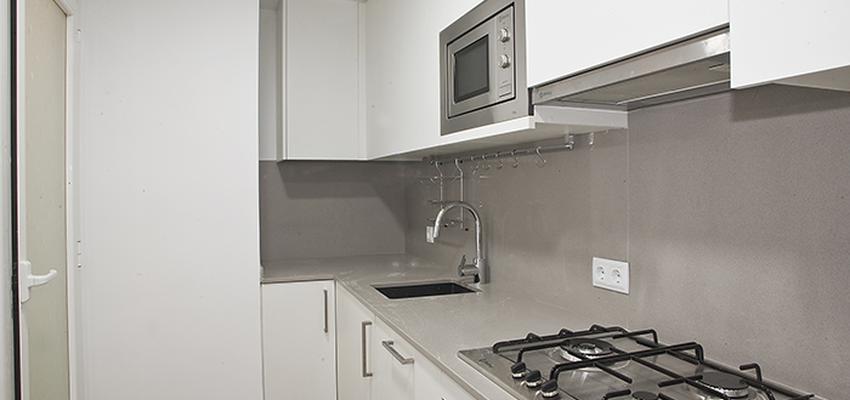 Cocina style moderno color blanco, gris  diseñado por grupoinventia | Arquitecto Técnico | Copyright Grupo Inventia
