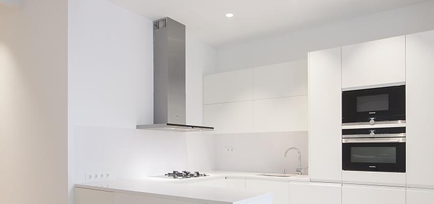 Cocina style moderno color blanco, gris  diseñado por grupoinventia | Arquitecto Técnico | Copyright Grupo Inventia