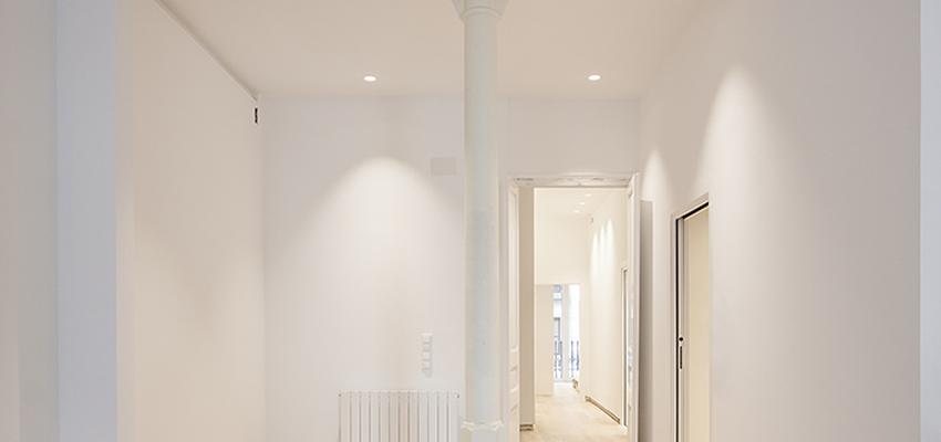 Pasillo style vintage color marron, blanco  diseñado por grupoinventia | Arquitecto Técnico | Copyright Grupo Inventia