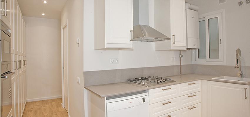 Cocina style moderno color marron, blanco, gris, gris  diseñado por grupoinventia | Arquitecto Técnico | Copyright Grupo Inventia