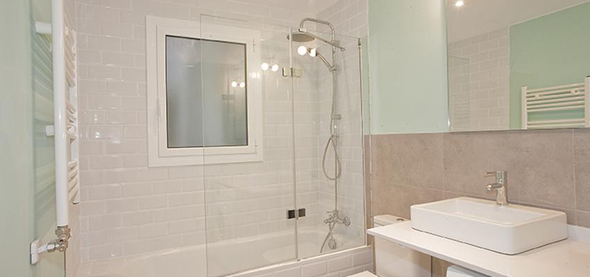 Baño style contemporaneo color azul cielo, beige, blanco  diseñado por grupoinventia | Arquitecto Técnico | Copyright Grupo Inventia