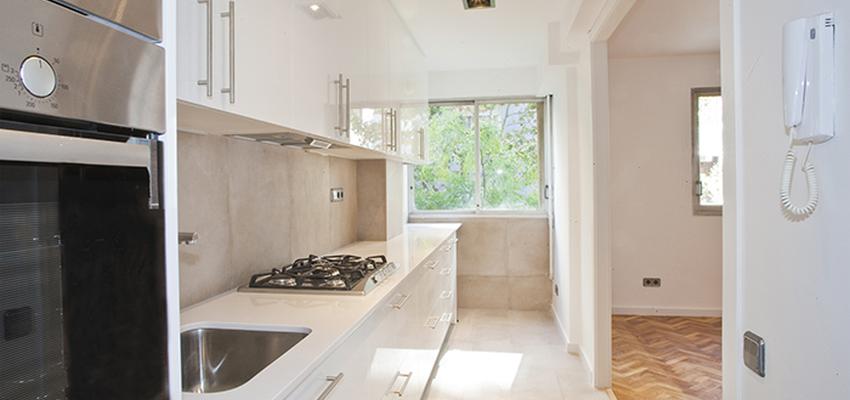 Cocina style moderno color beige, blanco  diseñado por grupoinventia | Arquitecto Técnico | Copyright Grupo Inventia