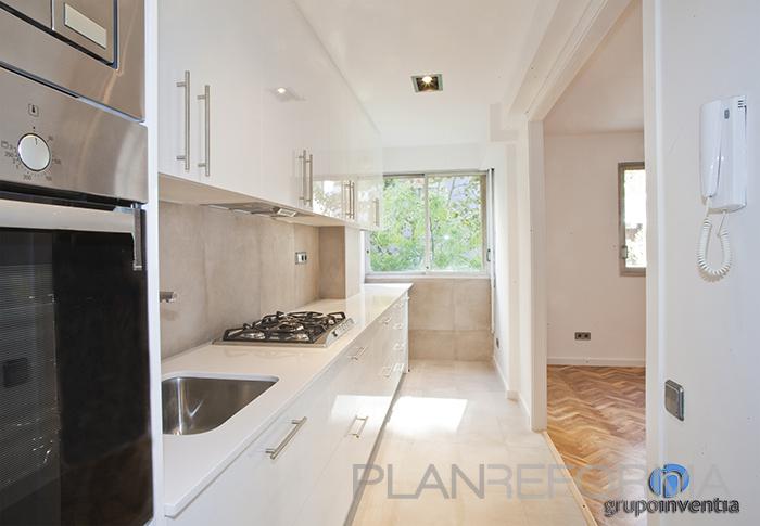 Cocina style moderno color beige, blanco  diseñado por grupoinventia | Arquitecto Técnico | Copyright Grupo Inventia