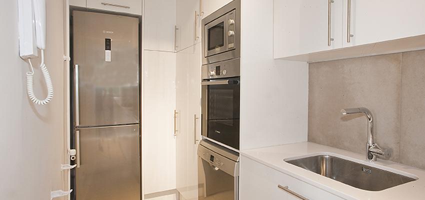 Cocina style moderno color beige, beige, blanco, gris, plateado  diseñado por grupoinventia | Arquitecto Técnico | Copyright Grupo Inventia