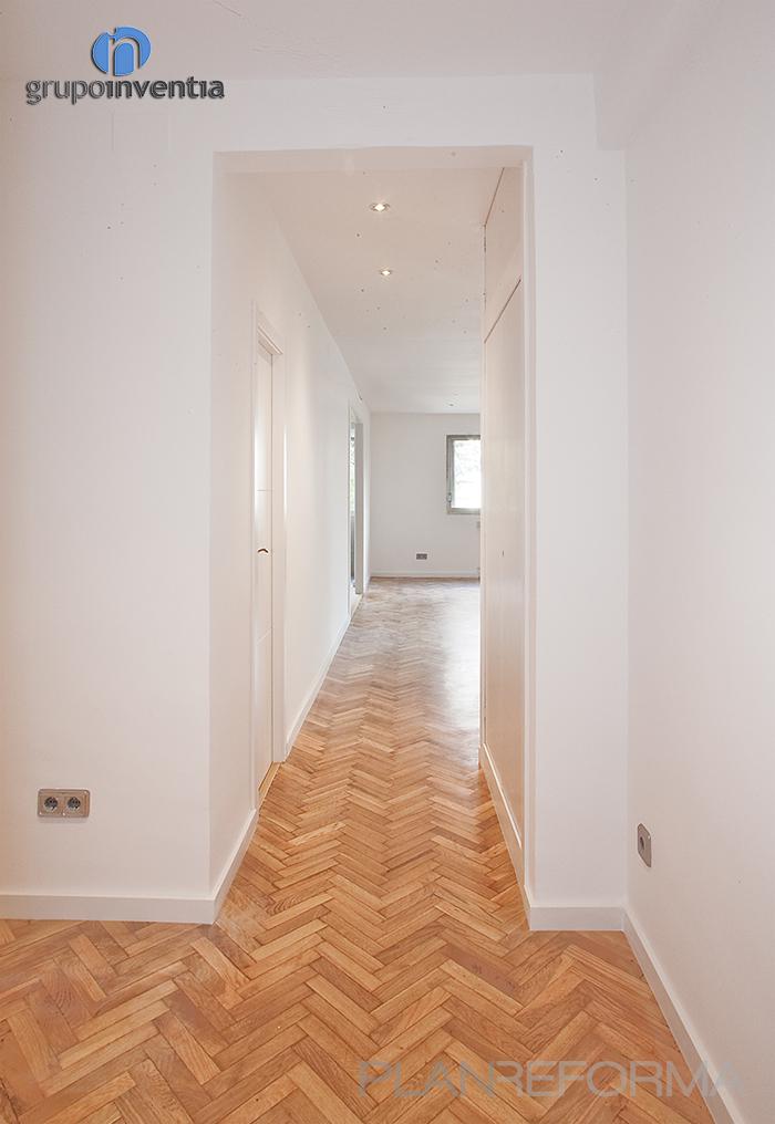 Recibidor, Pasillo style moderno color marron, blanco  diseñado por grupoinventia | Arquitecto Técnico | Copyright Grupo Inventia