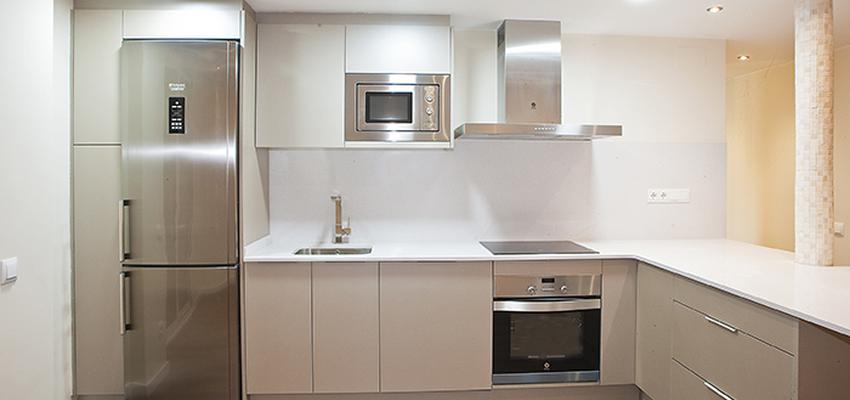 Cocina style moderno color beige, blanco, gris  diseñado por grupoinventia | Arquitecto Técnico | Copyright Grupo Inventia