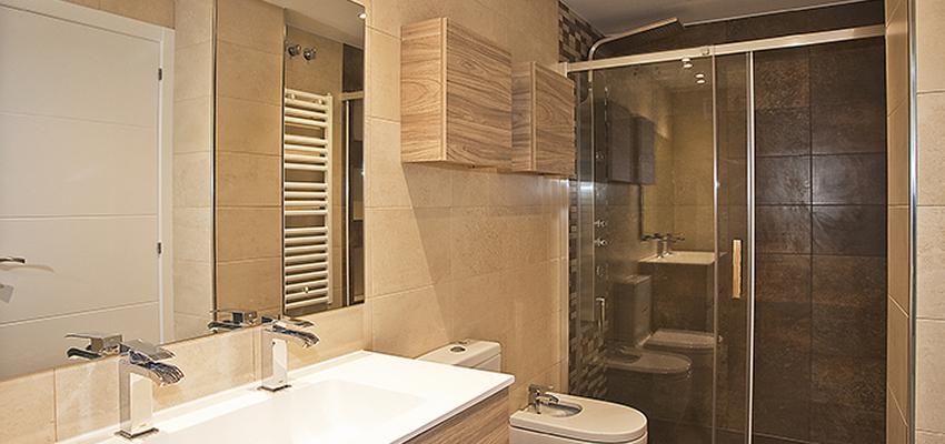 Baño style contemporaneo color beige, marron, blanco  diseñado por grupoinventia | Arquitecto Técnico | Copyright Grupo Inventia