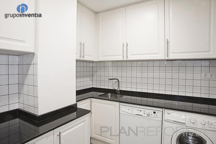 Cocina style rustico color blanco, negro  diseñado por grupoinventia | Arquitecto Técnico | Copyright Grupo Inventia
