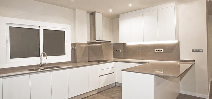 Cocina style moderno color marron, blanco  diseñado por grupoinventia | Arquitecto Técnico | Copyright Grupo Inventia