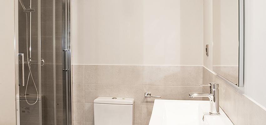 Baño Estilo vintage Color beige, marron, blanco, gris, gris  diseñado por grupoinventia | Arquitecto Técnico | Copyright Grupo Inventia