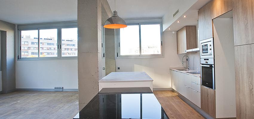 Sala de la TV, Cocina, Salon style moderno color beige, marron, negro  diseñado por grupoinventia | Arquitecto Técnico | Copyright Grupo Inventia Sala de la TV, Cocina, Salon style moderno color beige, marron, negro  diseñado por grupoinventia | Arquitecto Técnico | Copyright Grupo Inventia