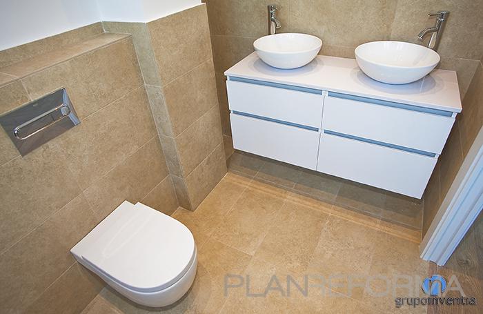 Baño style moderno color marron, blanco, plateado  diseñado por grupoinventia | Arquitecto Técnico | Copyright Grupo Inventia