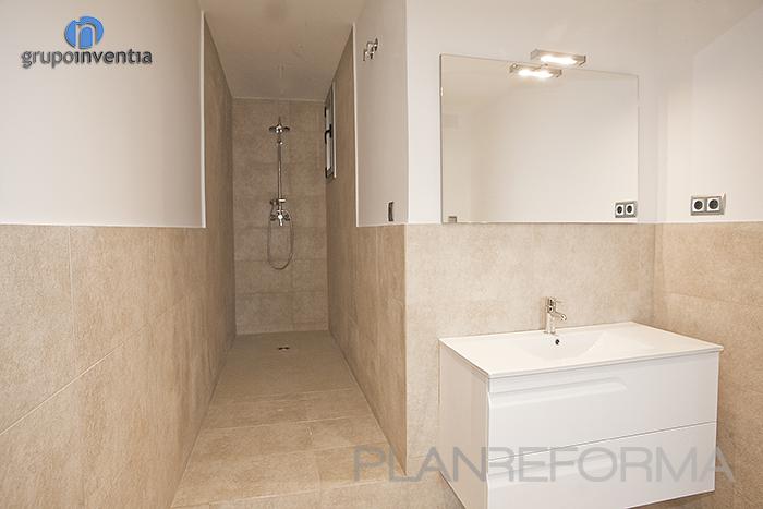 Baño style moderno color beige, blanco  diseñado por grupoinventia | Arquitecto Técnico | Copyright Grupo Inventia