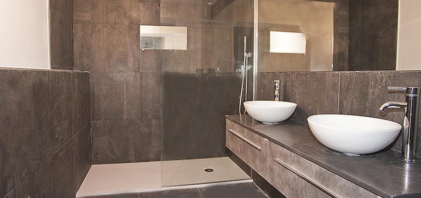 Baño style vintage color beige, blanco, gris  diseñado por grupoinventia | Arquitecto Técnico | Copyright Grupo Inventia