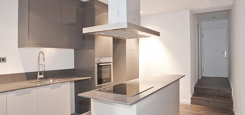 Cocina, Loft style moderno color marron, marron, blanco, gris  diseñado por grupoinventia | Arquitecto Técnico | Copyright Grupo Inventia