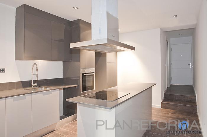 Cocina, Loft style moderno color marron, marron, blanco, gris  diseñado por grupoinventia | Arquitecto Técnico | Copyright Grupo Inventia