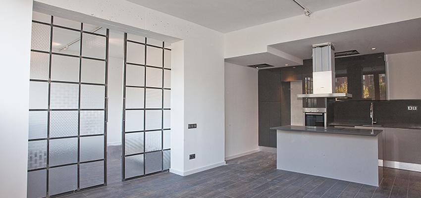 Cocina, Salon, Loft style contemporaneo color marron, marron, blanco, gris  diseñado por grupoinventia | Arquitecto Técnico | Copyright Grupo Inventia