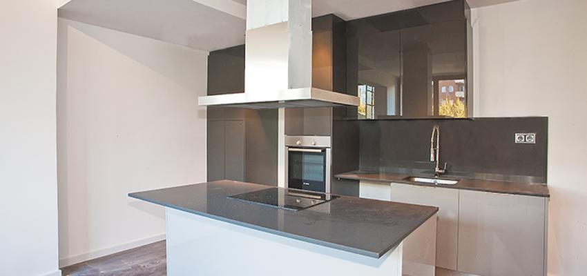 Cocina, Salon, Loft style contemporaneo color marron, marron, blanco, gris, gris  diseñado por grupoinventia | Arquitecto Técnico | Copyright Grupo Inventia