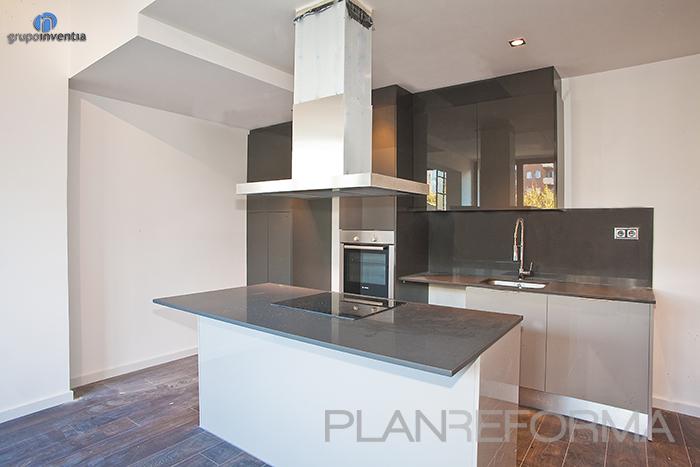 Cocina, Salon, Loft style contemporaneo color marron, marron, blanco, gris, gris  diseñado por grupoinventia | Arquitecto Técnico | Copyright Grupo Inventia