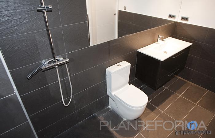 Baño style contemporaneo color blanco, gris, negro  diseñado por grupoinventia | Arquitecto Técnico | Copyright Grupo Inventia