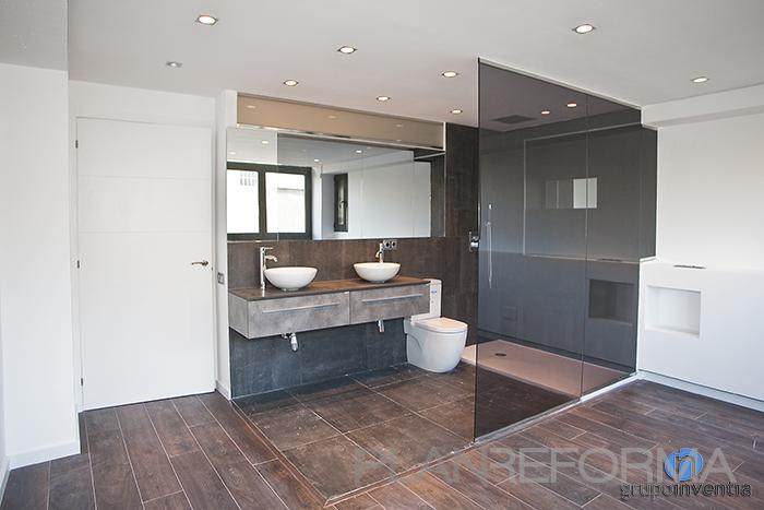 Baño style contemporaneo color marron, blanco, gris  diseñado por grupoinventia | Arquitecto Técnico | Copyright Grupo Inventia