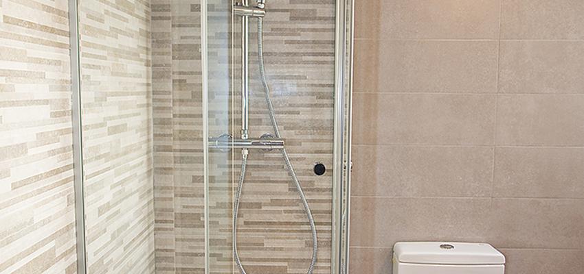 Baño style moderno color beige, beige, marron, blanco, gris  diseñado por grupoinventia | Arquitecto Técnico | Copyright Grupo Inventia