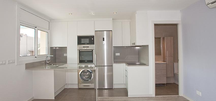 Cocina style moderno color beige, marron, blanco, gris  diseñado por grupoinventia | Arquitecto Técnico | Copyright Grupo Inventia