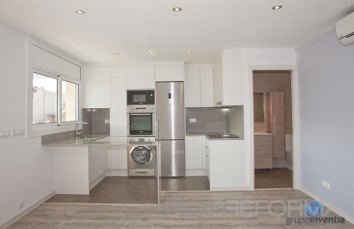 Cocina style moderno color beige, marron, blanco, gris  diseñado por grupoinventia | Arquitecto Técnico | Copyright Grupo Inventia