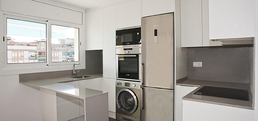 Cocina style moderno color marron, blanco, gris  diseñado por grupoinventia | Arquitecto Técnico | Copyright Grupo Inventia