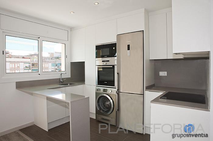Cocina style moderno color marron, blanco, gris  diseñado por grupoinventia | Arquitecto Técnico | Copyright Grupo Inventia