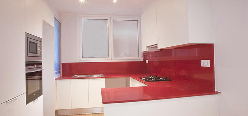 Cocina style contemporaneo color rojo, beige, blanco  diseñado por grupoinventia | Arquitecto Técnico | Copyright Grupo Inventia