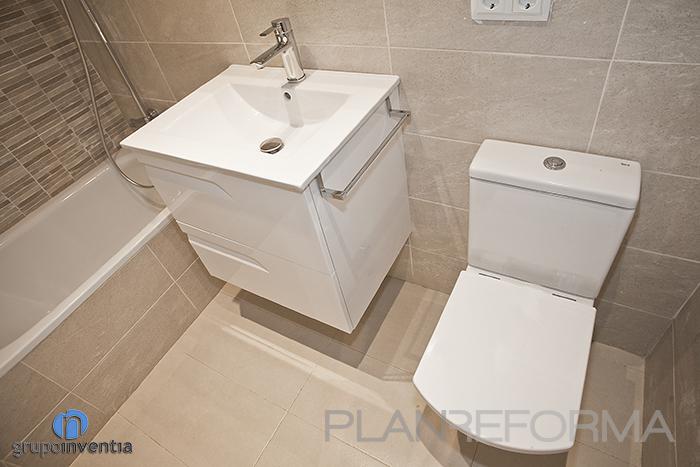 Baño style contemporaneo color beige, marron, blanco  diseñado por grupoinventia | Arquitecto Técnico | Copyright Grupo Inventia