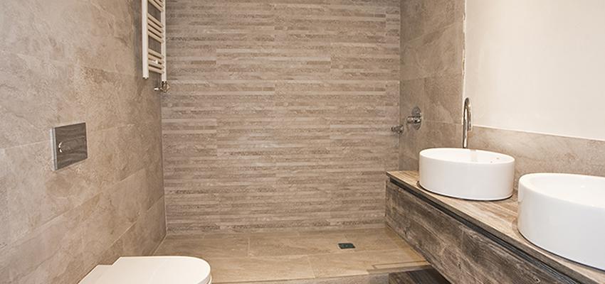 Baño style contemporaneo color beige, marron, blanco  diseñado por grupoinventia | Arquitecto Técnico | Copyright Grupo Inventia