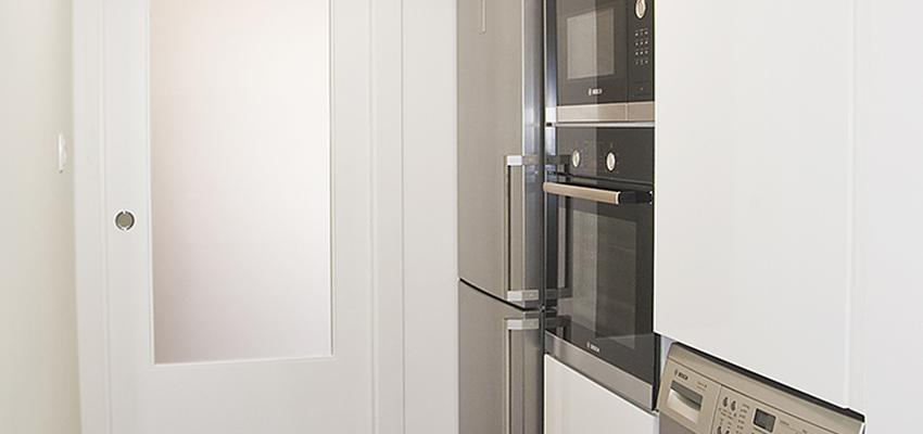 Cocina style contemporaneo color marron, blanco, gris  diseñado por grupoinventia | Arquitecto Técnico | Copyright Grupo Inventia