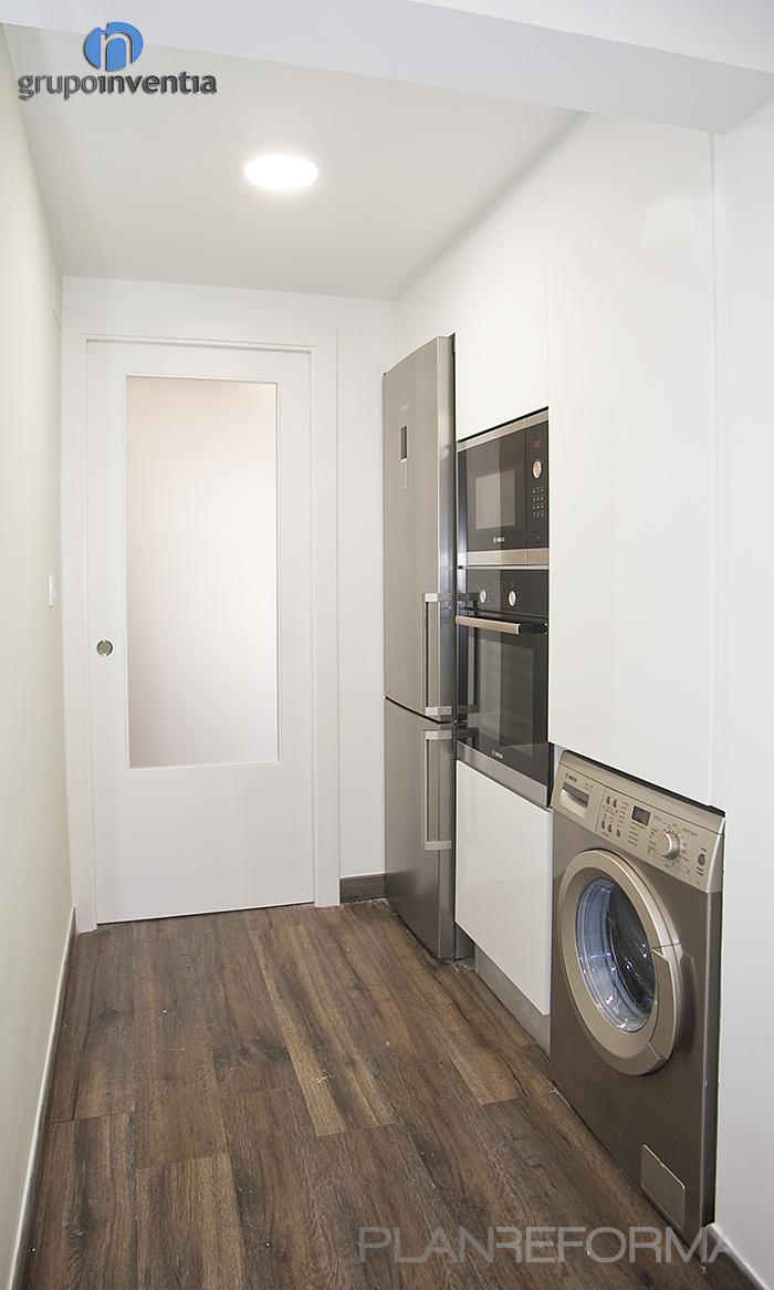 Cocina style contemporaneo color marron, blanco, gris  diseñado por grupoinventia | Arquitecto Técnico | Copyright Grupo Inventia
