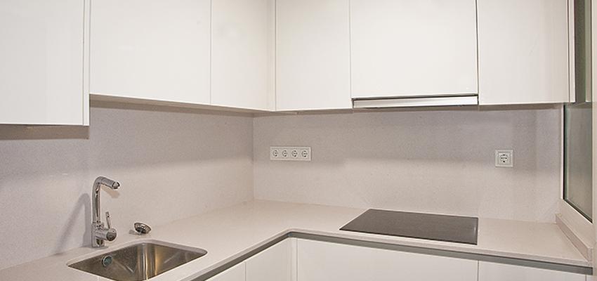 Cocina style contemporaneo color blanco, gris  diseñado por grupoinventia | Arquitecto Técnico | Copyright Grupo Inventia