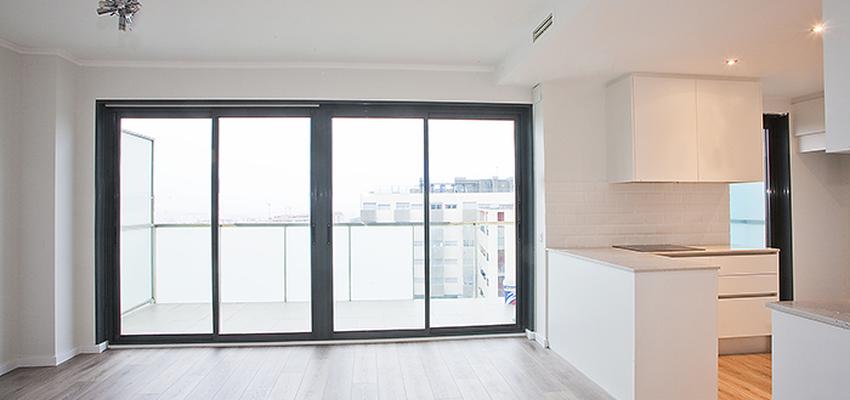 Sala de la TV, Balcon, Salon style moderno color marron, blanco, negro  diseñado por grupoinventia | Arquitecto Técnico | Copyright Grupo Inventia