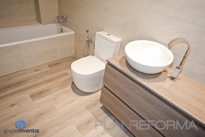 Baño style moderno color beige, marron, blanco  diseñado por grupoinventia | Arquitecto Técnico | Copyright Grupo Inventia