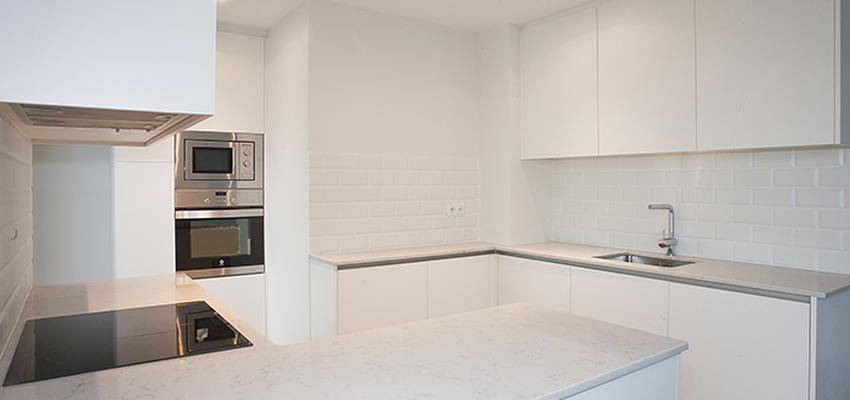 Cocina style moderno color marron, blanco, gris  diseñado por grupoinventia | Arquitecto Técnico | Copyright Grupo Inventia