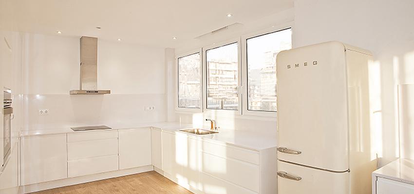 Cocina style moderno color marron, beige, blanco  diseñado por grupoinventia | Arquitecto Técnico | Copyright Grupo Inventia