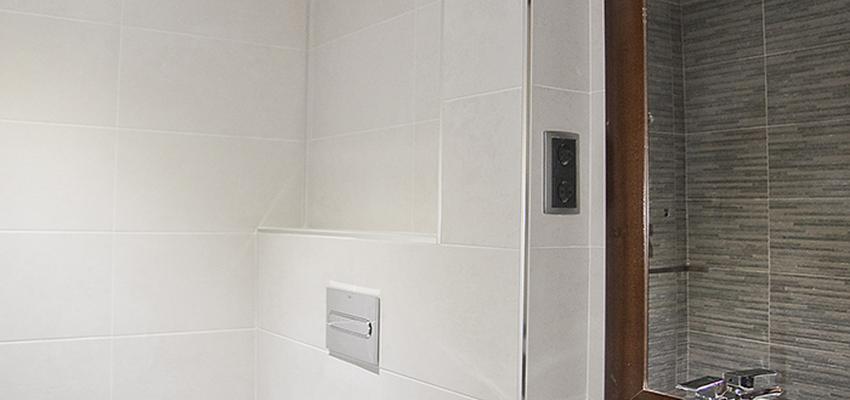 Baño style tradicional color azul oscuro, blanco, gris  diseñado por grupoinventia | Arquitecto Técnico | Copyright Grupo Inventia