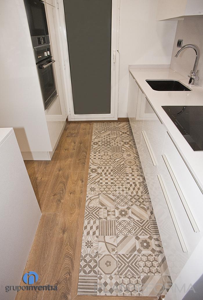 Cocina style contemporaneo color beige, blanco, gris  diseñado por grupoinventia | Arquitecto Técnico | Copyright Grupo Inventia