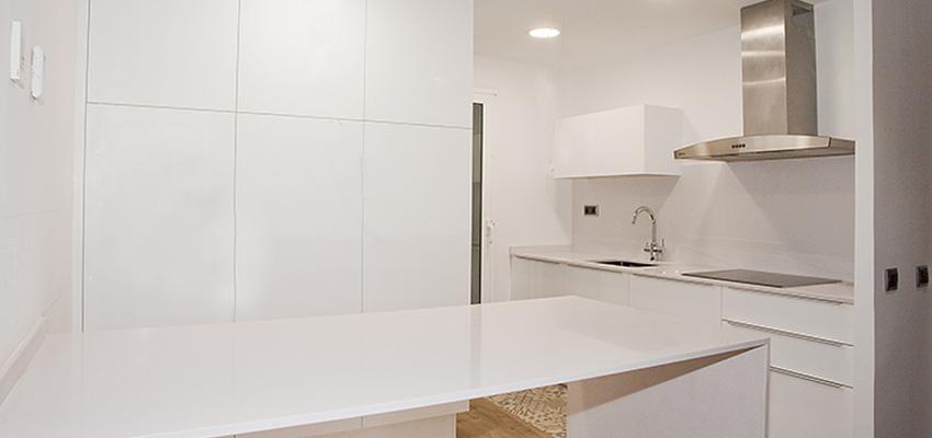 Cocina style contemporaneo color beige, blanco, gris  diseñado por grupoinventia | Arquitecto Técnico | Copyright Grupo Inventia