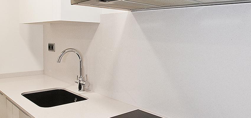 Cocina style contemporaneo color blanco, gris, negro  diseñado por grupoinventia | Arquitecto Técnico | Copyright Grupo Inventia