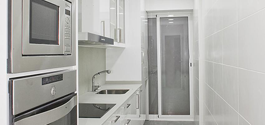 Cocina style moderno color blanco, gris  diseñado por grupoinventia | Arquitecto Técnico | Copyright Grupo Inventia